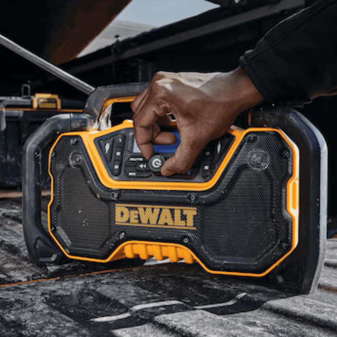 Radio Portátil Dewalt DCR028B 12V/20V MAX – Sonido Premium y Resistencia para el Sitio de Trabajo