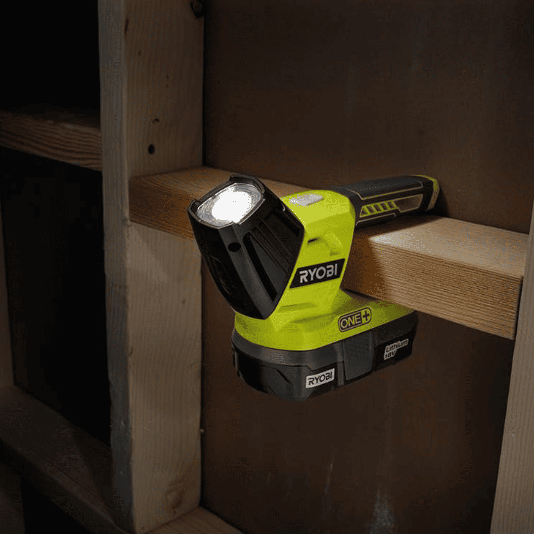 Linterna Inalámbrica Ryobi P705 18V ONE+,LED de 130 Lúmenes para Trabajo y Emergencias