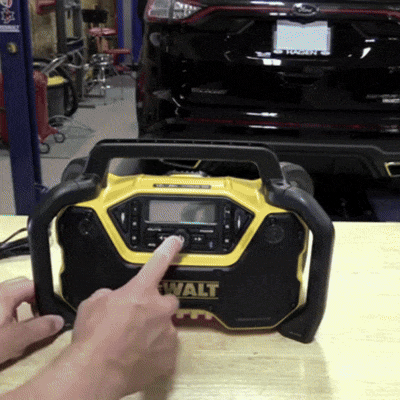 Radio Portátil Dewalt DCR028B 12V/20V MAX – Sonido Premium y Resistencia para el Sitio de Trabajo