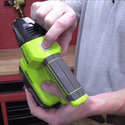 Linterna Inalámbrica Ryobi P705 18V ONE+,LED de 130 Lúmenes para Trabajo y Emergencias