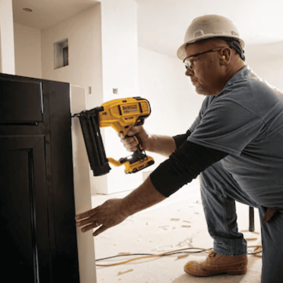 Clavadora Inalámbrica 20V Calibre 18 XR Dewalt DCN680B – Precisión y Libertad de Movimiento