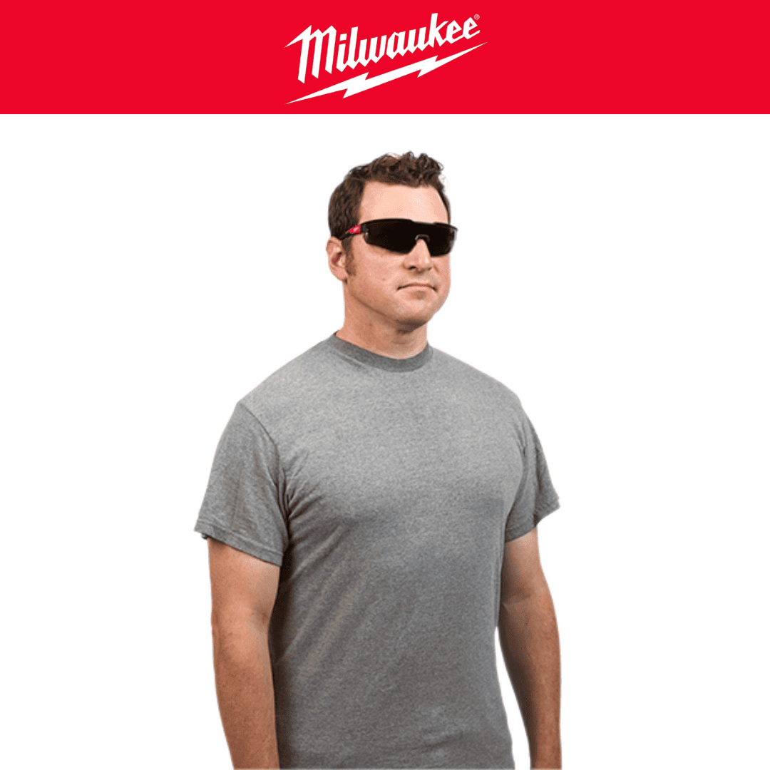 Gafas de Seguridad Ahumadas MILWAUKEE 48-73-2005A – Protección y Comodidad en Cada Trabajo