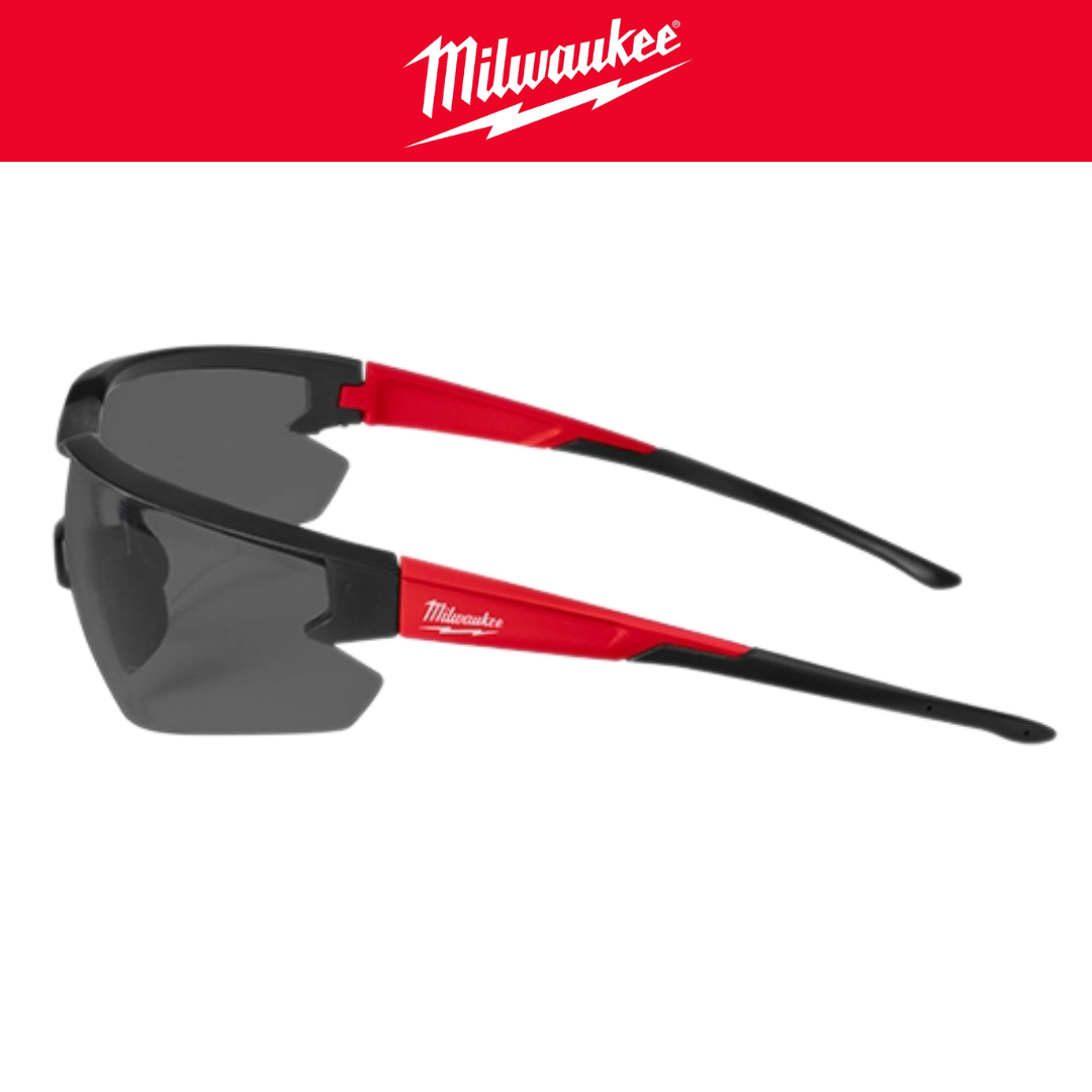 Gafas de Seguridad Ahumadas MILWAUKEE 48-73-2005A – Protección y Comodidad en Cada Trabajo