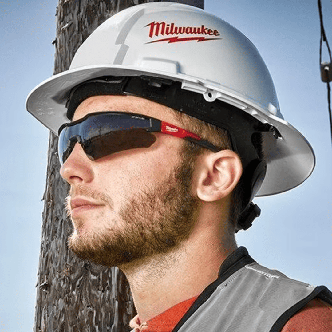 Gafas de Seguridad Ahumadas MILWAUKEE 48-73-2005A – Protección y Comodidad en Cada Trabajo